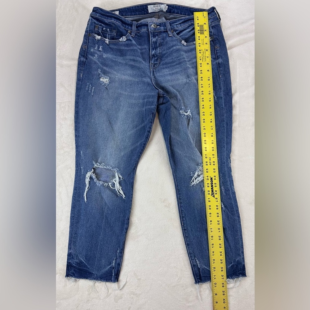 Torrid Women’s Plus size Distressed Frayed Hem‎ Jeans – Medium Wash - Picture 10 of 15